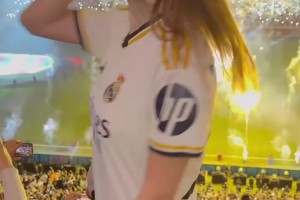 你想表示啥？外國(guó)美女現(xiàn)場(chǎng)擺拍脫掉巴薩球衣露出皇馬球衣??