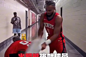 火箭熊挑釁火箭球員！其他人意思一下 狄龍可是真打哈??~