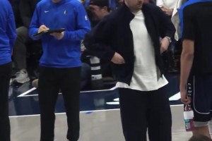 真的皮啊！東契奇騙萊夫利鞋帶開了，趁機“打”了他一巴掌??