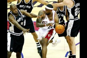 詹姆斯當(dāng)年才22歲??！就被馬刺這樣對(duì)待了