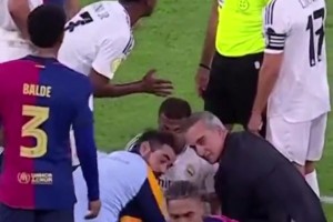 姆巴佩正在場內(nèi)接受治療時(shí)，拉菲尼亞將醫(yī)療包提到場外