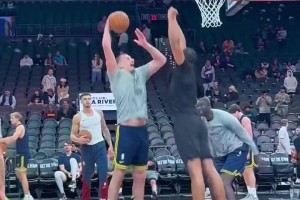 這就是聯(lián)盟第一人嗎??約基奇熱身隔扣訓(xùn)練師后氣喘吁吁