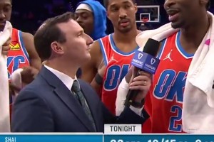 記者給SGA做完采訪，發(fā)現(xiàn)自己身上蓋了十幾條毛巾