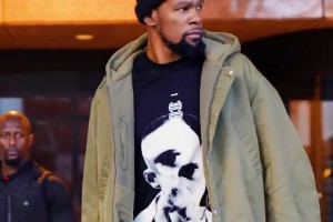 有點小帥！杜蘭特這身賽前穿搭，真是氣質(zhì)拉滿！