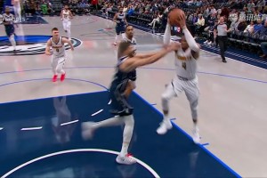 ??看著很危險(xiǎn)?。】巳R伯空中攔腰拉倒威少 裁判回放后沒(méi)有升級(jí)