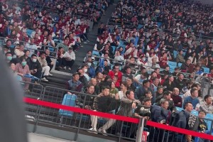 好家伙！北控球迷喊：換周琦！北京球迷回應(yīng)：周琦是你爸！