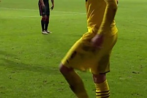 松弛感??多特時期哈蘭德在角球戰(zhàn)術前哼起小曲兒