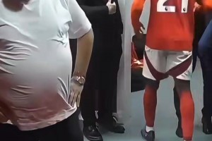 諾丁漢森林戰(zhàn)平利物浦賽后，老板在更衣室逐一擁抱球員