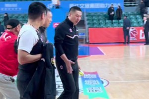 罰球22-40！張德貴&韓碩指導(dǎo)不滿吹罰 賽后向裁判討說法