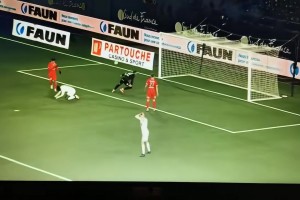 當(dāng)場(chǎng)土下座！法甲聯(lián)賽驚現(xiàn)逆天錯(cuò)失良機(jī)