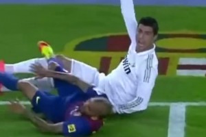 孩子王！看到小孩子就擋不住笑容的哈蘭德！