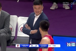 關(guān)系真不錯！徐昕罰球間隙，郭艾倫&杜鋒在場邊輕松談笑