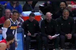 威少這是說(shuō)了些啥??？烏度卡坐場(chǎng)邊聽(tīng)得直樂(lè)??