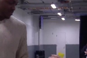 緊跟時事！巴克利賽前打趣：在洋抖被禁之前趕緊多玩玩吧??