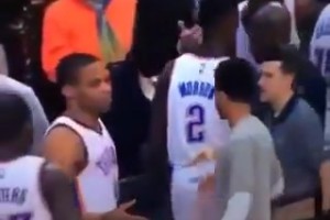 真性情！威少當(dāng)年被隊(duì)友擊掌虛晃，立馬嚴(yán)肅起來(lái)