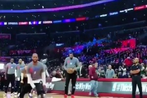 保羅：胯下運球就是這樣，這樣，還有這樣！小喬丹：學廢了