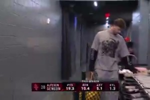 杰倫-格林接受“按摩推拿”治療，發(fā)出痛苦呻吟哈哈哈哈