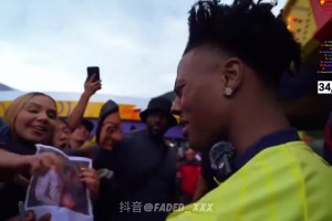 甲亢哥差點(diǎn)被女粉絲強(qiáng)吻??這女粉手上還拿著甲亢哥“懷孕照”？