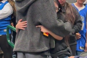 人品太好了！歐文賽后與到場的每一位本地印第安人親切交談&簽名