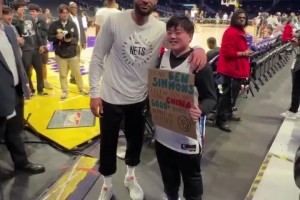 ??暖心偶像！本-西蒙斯為遠(yuǎn)道而來(lái)的中國(guó)球迷簽名&合影留念