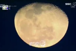 沙特聯(lián)的轉(zhuǎn)播鏡頭也太牛了，月亮拍得如此高清??