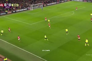 韋世豪：王大雷我喜歡你，給我簽個(gè)名??王大雷：給你個(gè)鞋底子！