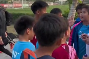 孩子王！韋世豪被小球迷們圍住，豪哥對待小孩很有耐心呢??