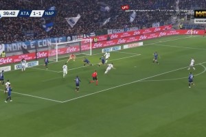 射門穩(wěn)準狠！安古伊薩倒三角，麥克托米奈跟進破門反超