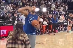 昨日重現(xiàn)！19年年底科比最后一次到訪湖人主場，吸引全場的關(guān)注！