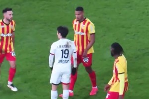 李剛?cè)试夂谌饲騿T擊打后腦勺，隊(duì)友無人出頭??