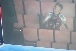 這位阿森納球迷太沮喪了！在和安保吐槽，猜猜這位小哥會(huì)說(shuō)些什么