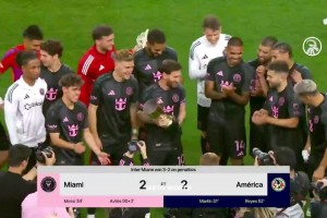 再來(lái)一杯??！梅西接過(guò)友誼賽獎(jiǎng)杯和隊(duì)友們一起合影