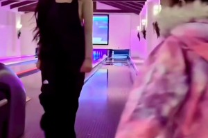 身材顏值還是頂級啊！瓦妮莎帶著女兒去打保齡球~