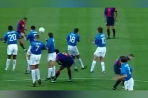 任意球+遠(yuǎn)射+倒鉤！里瓦爾多封神之夜！神級(jí)帽子戲法拯救巴薩！