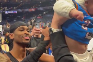 人類簽名精華??球迷讓在小寶寶身上簽名，亞歷山大照簽不誤??