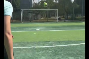 足球場不是法外之地……但如果是足球一級女運動員的話??