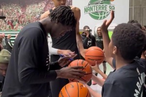 這身高是真恐怖！文班亞馬與小球迷互動，并為其簽名