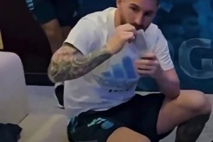 逆天身材！甲亢哥和女粉絲合影，但這是人類能擁有的臀部嘛??