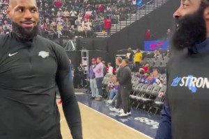 雙詹對決！賽前詹姆斯與哈登擁抱致意，后者回頭笑著飆中超遠三分