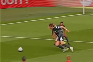 太強了??這真的是安東尼嗎??為什么在曼聯(lián)就不行？