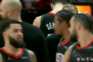 低迷！最后4分22秒申京被杰倫-格林換下，在板凳坐到比賽結(jié)束