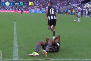 求你了幫一下??巴西聯(lián)賽對(duì)手把受傷球員拖出球場(chǎng)，隊(duì)友又拖回來(lái)