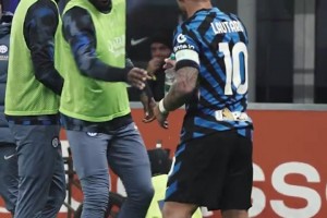 賺麻了！看見三笘薫進球瞬間，幾個大男人都跳起來了??