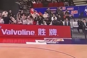 爭執(zhí)？被棄用的吉倫沃特賽中曾沖杜鋒比手勢 后者回頭說了些什么