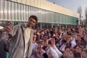 優(yōu)質(zhì)偶像啊??文班亞馬為家鄉(xiāng)捐贈了一座新球館??????