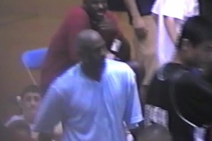 姚明17歲時(shí)參加喬丹本人的訓(xùn)練營(yíng)，那時(shí)候的大姚真的太青澀了！