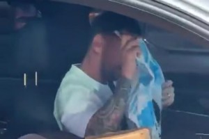 當(dāng)你在等待紅綠燈時(shí)遇到梅西會(huì)發(fā)生什么？??