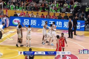 情緒失控！付豪不滿裁判未響哨直接開噴吃T??隊友急忙上前攔住