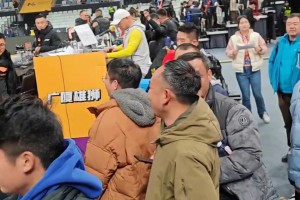 當(dāng)布朗看到他大學(xué)球隊(duì)的帽子時(shí)的反應(yīng)！