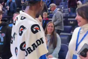 生涯新高！拿到54分的SGA賽后心情大好 送小球迷親簽！